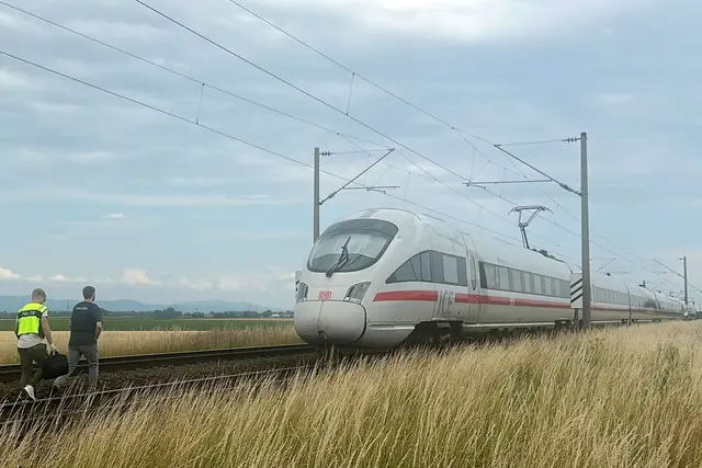 Der Zug blieb auf offener Strecke in Niederbayern stehen. | Foto: Ute Wessels/dpa