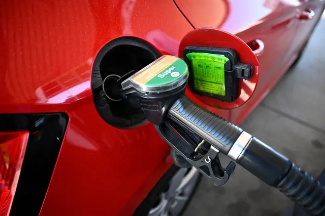 Wer an der Autobahn tankt, zahlt meistens deutlich drauf. (Symbolbild) | Foto: Philip Dulian/dpa