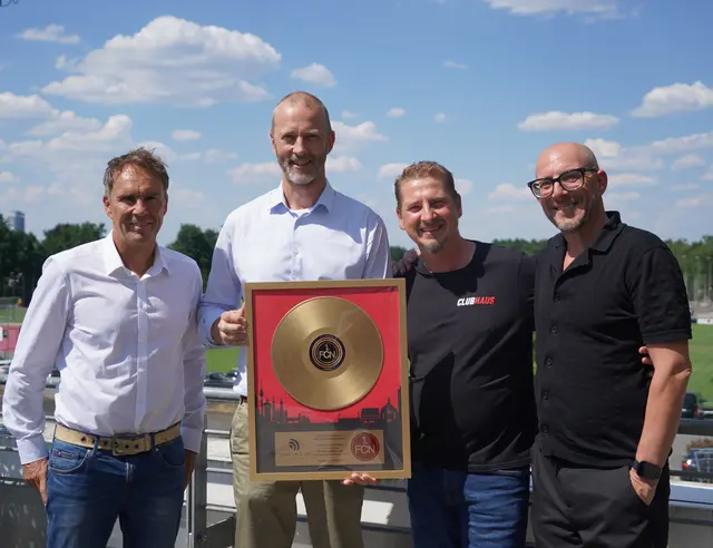  (v.l.n.r.): Geschäftsführer Alexander Koller (links) überreicht den „Funkhaus Nürnberg Award“ an Niels Rossow, Vorstand Strategie und Marketing beim FCN, und die Stadionsprecher Guido Seibelt sowie Jörg "Dippi" Dippold. 
 | Foto: Simon Basso