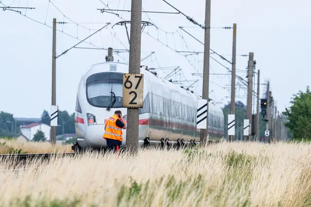 Mehrere Fahrgäste wurden bei dem Angriff verletzt. | Foto: Armin Weigel/dpa