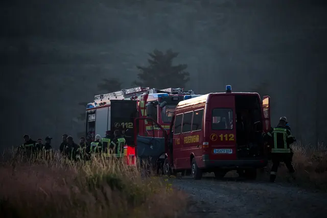 1.000 Einsatzkräfte kämpfen mit Flammen, Rauch, Staub und Hitze. | Foto: Daniel Vogl/dpa