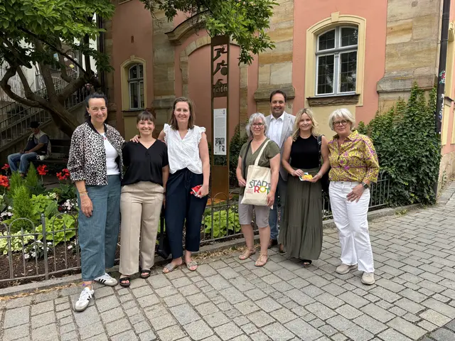 Die glücklichen Gewinnerinnen des Schaufensterwettbewerbs. | Foto: Stadt Roth