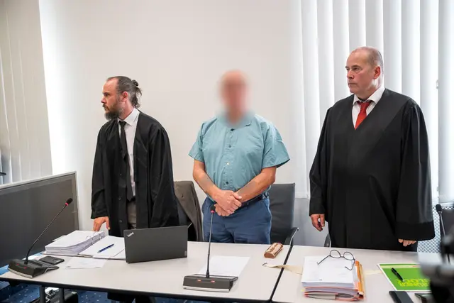 Der Angeklagte aus dem Landkreis Forchheim (hier neben seinen Anwälten) soll eine 33 Jahre alte Prostituierte ermordet haben. Zum Prozessbeginn schwieg er. | Foto: Daniel Vogl/dpa