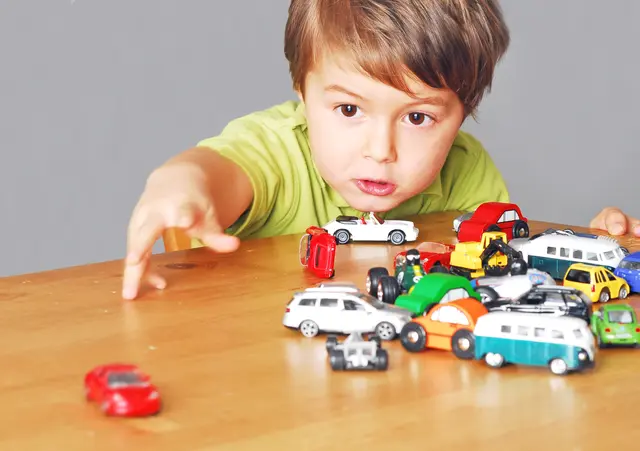 Kinder spielen gerne mit Autos. In einem aktuellen Fall konnte so eine mutmaßliche Unfallflucht aufgeklärt werden. | Foto: photophonie-stock.adobe.com (Symbolbild)