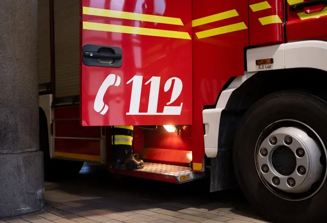 Die Feuerwehr war noch am Morgen mit den Löscharbeiten beschäftigt. (Symbolbild) | Foto: Niklas Treppner/dpa