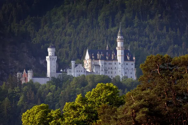 Das Schloss Neuschwanstein ist ein Touristen-Magnet in Bayern.  | Foto: Karl-Josef Hildenbrand/dpa (Symbolbild)