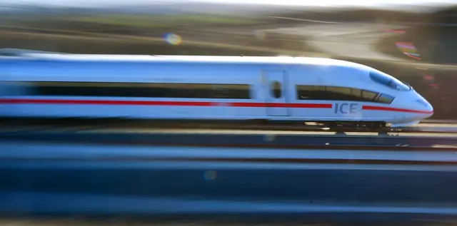 ICE-Züge zwischen Nürnberg und Erfurt werden in beiden Fahrtrichtungen umgeleitet und verspäten sich dadurch um etwa 90 Minuten, wie es hieß.  | Foto: Illustration)Martin Schutt/dpa-Zentralbild/dpa