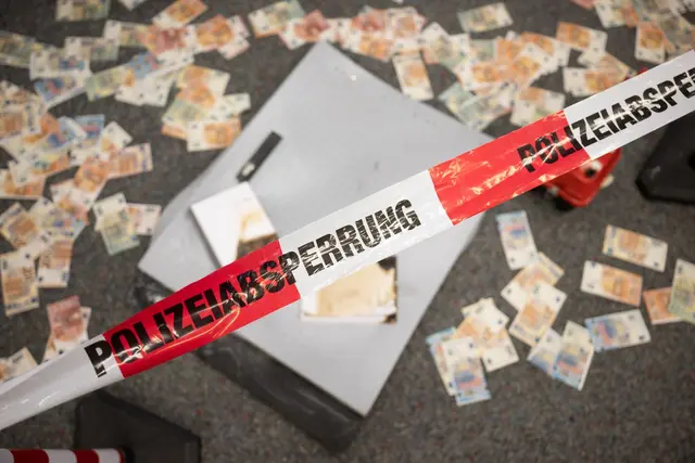 Schon wieder haben Unbekannte in Bayern einen Geldautomaten gesprengt. (Symbolbild) | Foto: Sebastian Gollnow/dpa