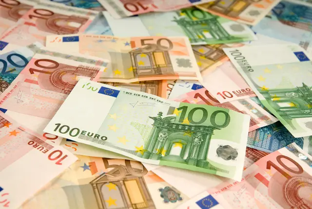 1,4 Billionen Euro - Dieses Symbolbild ist nur der sprichwörtliche Tropen auf dem heißen Stein. Die Menge als Bargeld ist eigentlich unvorstellbar. | Foto: gopixa-stock.adobe.com (Symbolbild)