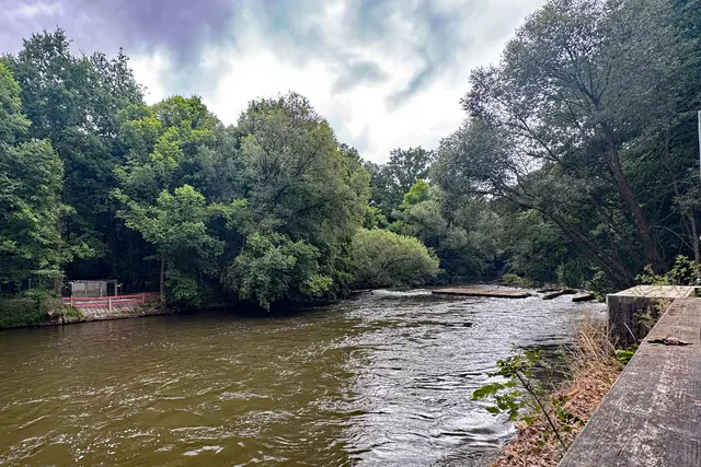 Vor dem Brückeneinhub: Am Donnerstag, 10. Juli 2025, wird die rund 35 Meter Stahlbrücke eingehoben. Links und rechts sind die Brückenwiderlager zu sehen. Hier wird die Brücke aufgelegt. | Foto: André Winkel / Stadt Nürnberg