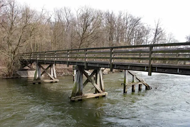 Der ehemalige alte Neuwerksteg: Die marode Holzbrücke musste im März 2024 gesperrt und danach abgerissen werden. Der Neubau der Fußgängerbrücke über die Rednitz dauerte von Januar bis Ende Juli 2025.
| Foto: Thomas Schober / Stadt Nürnberg)