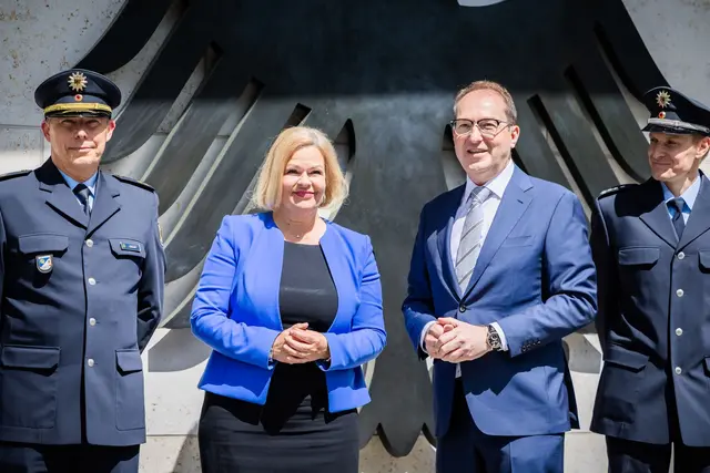 Ex-Bundesinnenministerin Nancy Faeser (SPD), hier bei ihrer Amtsübergabe an Alexander Dobrindt (CSU), hatte sich zum Bundesaufnahmeprogramm mit der damaligen Außenministerin, Annalena Baerbock (Grüne) abgestimmt. (Archivfoto)
 | Foto: Christoph Soeder/dpa