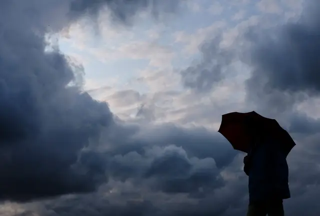 In den kommenden Tagen sollte man noch einen Regenschirm parat haben. (Symbolbild) | Foto: Martin Gerten/dpa