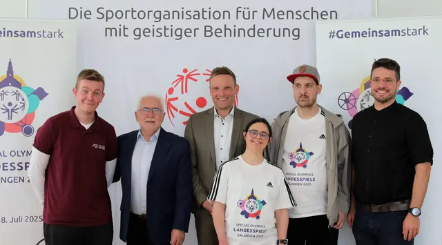 Sie alle freuen sich auf die Landesspiele 2025 in Erlangen (v.l.n.r.): Max Kühnreich (Athletensprecher), Erwin Horak, (Präsident von Special Olympics Bayern), Jörg Volleth (Bürgermeister der Stadt Erlangen), Nina Özer und Dennis Turk (Gesichter der Landesspiele 2025) und Matthias Kolley, Projektleiter (Foto: JockiFoto, Erlangen)
