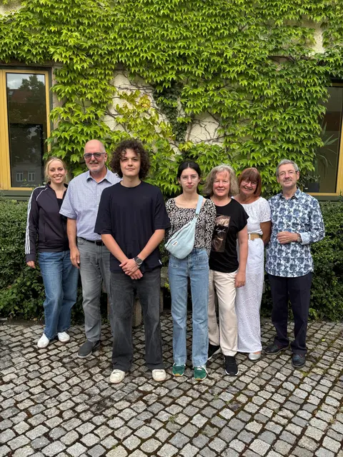 Zirndorfs Bürgermeister Thomas Zwingel, Jugendhausleiterin Carolin Schindzielorz und Mitglieder des Deutsch- ranzösischen-Freundeskreises begrüßen die Ferienarbeiter aus Bourganeuf vor dem Zirndorfer Rathaus. | Foto: Stadt Zirndorf