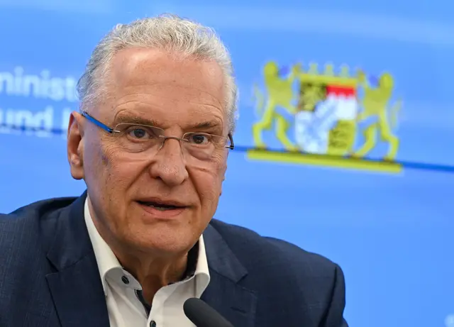 Innenminister Herrmann stellt eine neue Übersetzungs-App für die Polizei vor. | Foto: Arne Dedert/dpa (Archivbild)
