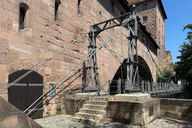 Der südliche Abschnitt der historischen Fußgängerbrücke über die Pegnitz wird ab Mitte Juli 20205 saniert. Deshalb bleibt der Kettensteg bis Ende Oktober gesperrt. | Foto: André Winkel / Stadt Nürnberg