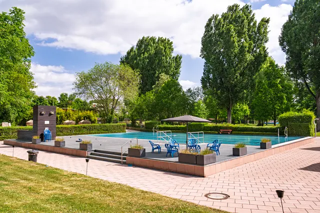 Das neue Sonnendeck am Bewegungsbecken im Mai 2025. | Foto: infra