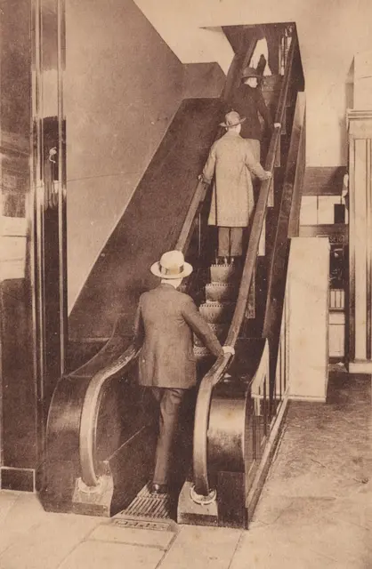 Eine Postkarte aus dem Kölnischen Stadtmuseum zeigt die erste deutsche Rolltreppe im Kölner Kaufhaus Tietz im Jahr 1925. | Foto: Kölnisches Stadtmuseum/dpa