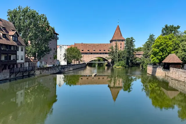 Der Kettensteg, erbaut im Jahr 1825, zählt zu den bedeutendsten technischen Kulturdenkmälern Deutschlands. Zusammen mit dem dahinter liegenden Schlayerturm, ist er ein beliebtes Nürnberger Fotomotiv. Nun wird er saniert. | Foto: André Winkel / Stadt Nürnberg