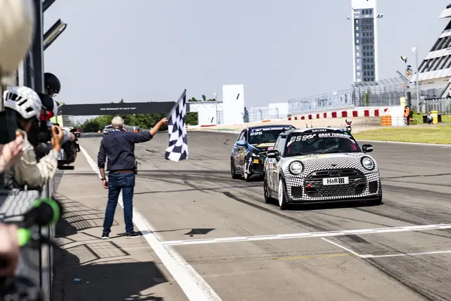 MINI hat bei BMW sprichwörtlich die Ziellinie erreicht. Tatsächlich stammt das Bild vom 24-Stunden-Rennen auf dem Nürburgring. MINI John Cooper Works und Bulldog Racing errangen in der SP3T-Klasse erneut einen spektakulären Erfolg. | Foto: © BMW  Group