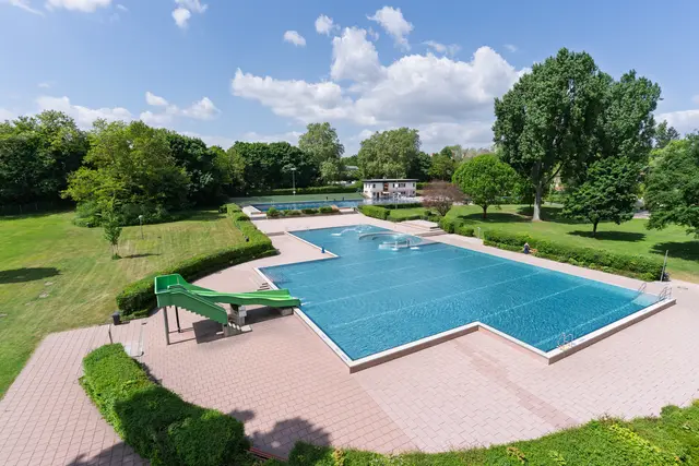 Im Vordergrund das Spaßbecken, im Hintergrund das 50-Meter-Schwimmerbecken im Mai 2025. | Foto: infra