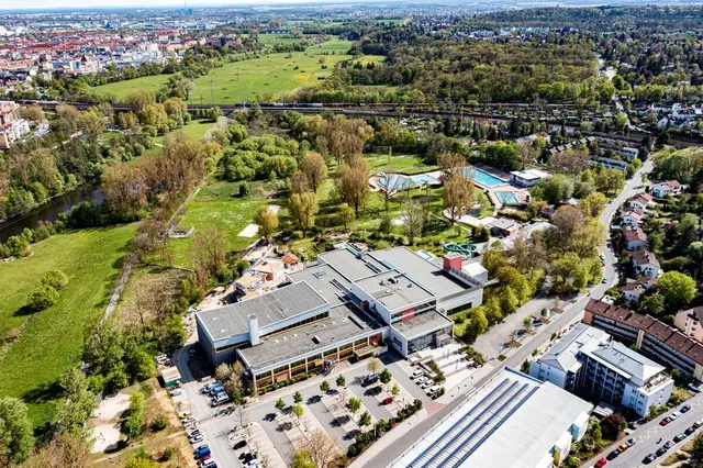 Blick über das Fürthermare - dahinter das Sommerbad, Mai 2021. | Foto: Kamran Salimi