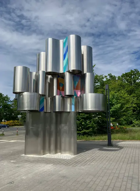 Kunst im öffentlichen Raum: Das Kunstwerk „Mäandolith“ steht nun vor dem Langwasserbad. | Foto: Stadt Nürnberg/Hochbauamt