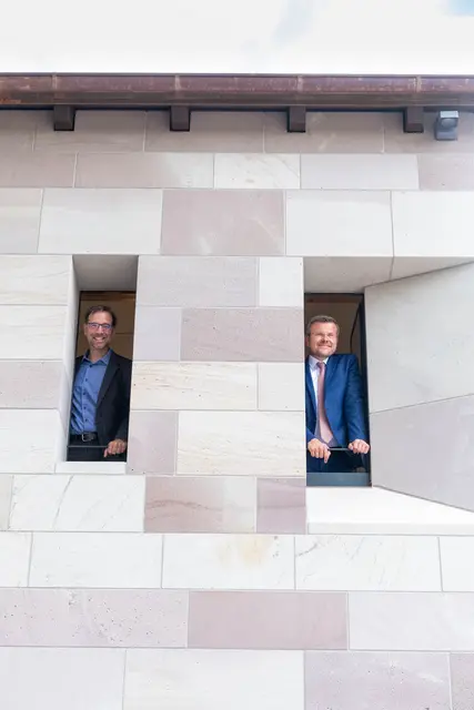 Die Stadt Nürnberg hat den nördlichen Marientorzwinger, Marientormauer 15, und den westlichen Teil der Katharinengasse mit den angrenzenden Grünflächen saniert. Gemeinsam haben Oberbürgermeister Marcus König (r.) und Planungs- und Baureferent Daniel F. Ulrich die neu sanierten Zwingerflächen der Öffentlichkeit übergeben.

 | Foto: Stadt Nürnberg/ Friederike Herget