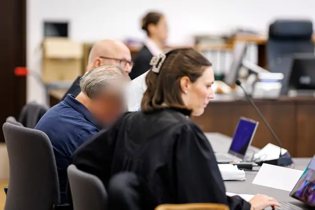 Der Angeklagte wies zu Beginn eines Mordprozesses am Landgericht Nürnberg-Fürth die Schuld am Tod eines 42-Jährigen von sich. | Foto: Daniel Karmann/dpa