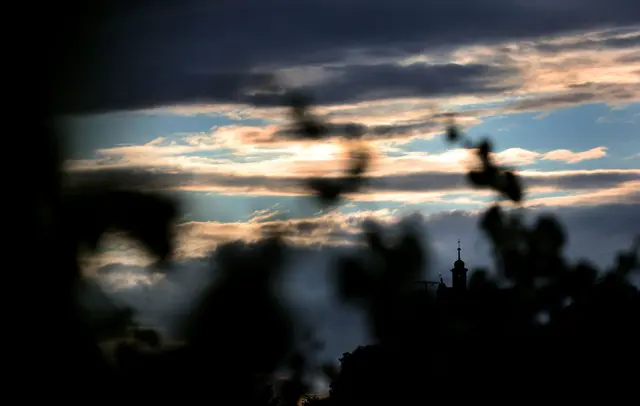 Gerade am Sonntag setzt sich die Sonne immer mehr gegen die Wolken durch. (Archivbild) | Foto: Karl-Josef Hildenbrand/dpa