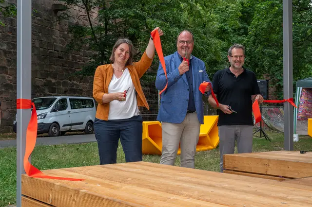 Bürgermeister und Erster Sör-Werkleiter Christian Vogel (Mitte), Sozialreferentin Elisabeth Ries sowie Stadtplanungsamtsleiter Siegfried Dengler haben die Jugendunterstände im Nürnberger Burggraben feierlich eingeweiht. | Foto: Arne Marenda, Stadt Nürnberg