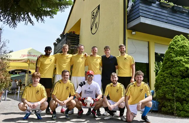 Die Mannschaft des SV Weiherhof hat beim Fußballturnier der Jungen Union Fürth ihren Titel auf eigenem Platz verteidigt. Der Zirndorfer CSU-Bürgermeisterkandidat Tom Hesselberger (hi. zw. v. re.) leitete als Unparteiischer das Finale und gratulierte als Erster.