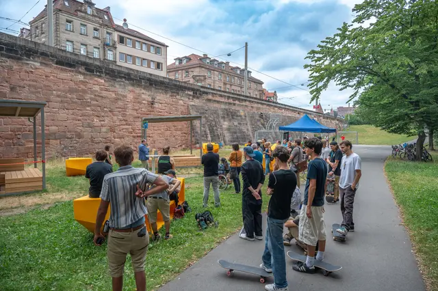 Mit Jugendlichen geplant, von der Stadt umgesetzt: Im Burggraben wurden zwei neue Jugendunterstände offiziell eingeweiht. | Foto: Arne Marenda, Stadt Nürnberg