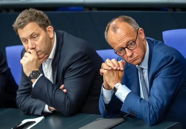 Für die Spitzen der schwarz-roten Koalition ist die Vertagung eine Schlappe. | Foto: Michael Kappeler/dpa