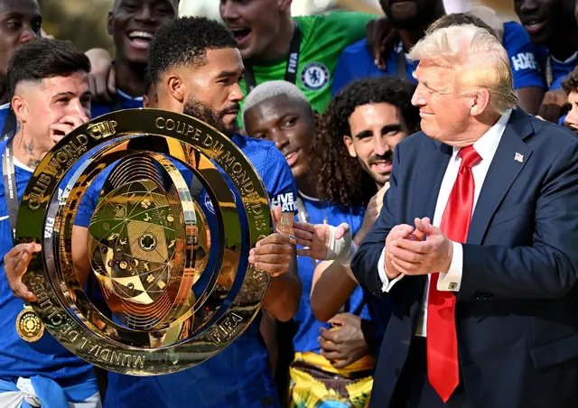 Chelseas Kapitän Reece James (l/vorn) hält auf dem Siegerpodest die Trophäe in den Händen und schaut irritiert zu US-Präsident Donald Trump. | Foto: Sven Hoppe/dpa