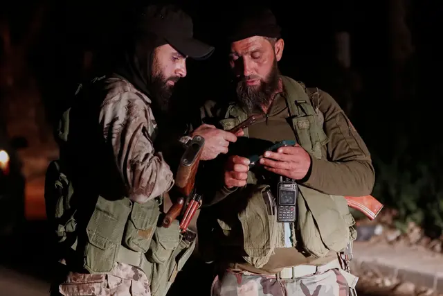 Laut der Syrischen Beobachtungsstelle für Menschenrechte sind bei Unruhen Dutzende Menschen getötet worden.  | Foto: Omar Sanadiki/AP/dpa (Archivbild)