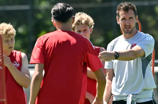 Trainer Miroslav Klose (r) muss einen Patzer im Testspiel hinnehmen. | Foto: Martin Schutt/dpa