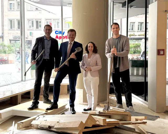 Planungs- und Baureferent Daniel F. Ulrich, Oberbürgermeister Marcus König, Wirtschafts- und Wissenschaftsreferentin Dr. Andrea Heilmaier sowie Tobias Triebel, Vorstand der Rudolf Wöhrl SE, beim symbolischen Start der Umbauarbeiten für die temporäre Zwischennutzung des Kaufhofs durch Wöhrl.
 | Foto: Wirtschafts- und Wissenschaftsreferat / Stadt Nürnberg
