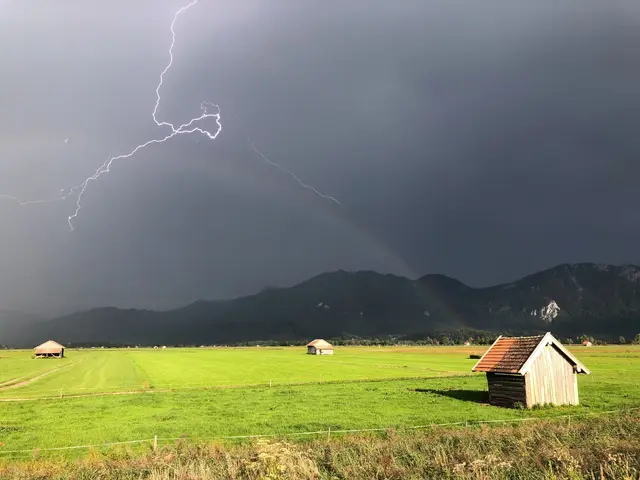 Gewitter, Hagel, Starkregen und Sonne - all das hält das Sommerwetter für Menschen in Bayern in den nächsten Tagen parat.  | Foto: Valentin Gensch/dpa/dpa-tmn (Symbolbild)