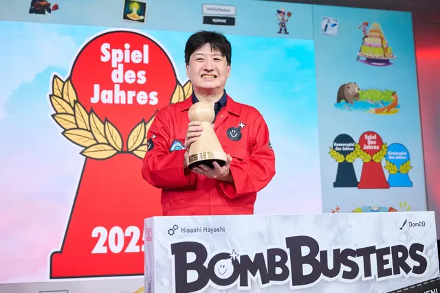 Brettspielautor Hisashi Hayashi gewann mit «Bomb Busters» die Auszeichnung «Spiel des Jahres» 2025. | Foto: Annette Riedl/dpa