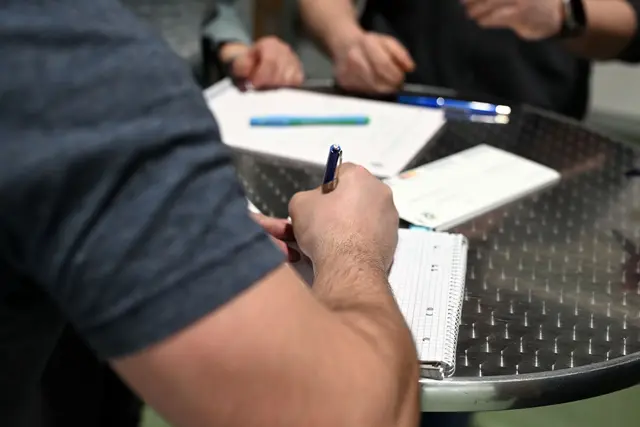 In vielen Betrieben spielen nach einer Umfrage Generationenkonflikte eine Rolle. | Foto: Uli Deck/dpa (Symbolfoto)