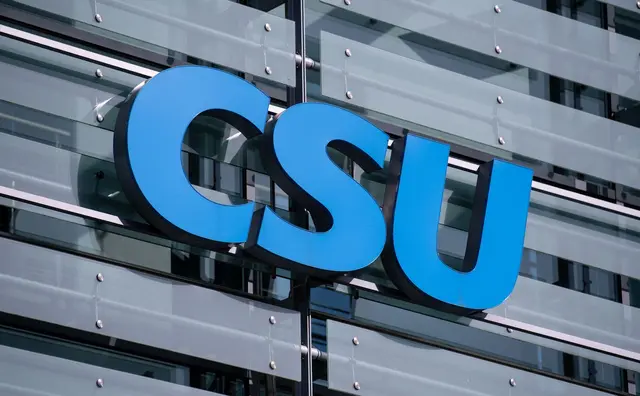 Vier Menschen sind in das CSU-Büro in Rosenheim eingedrungen. | Foto: Sven Hoppe/dpa