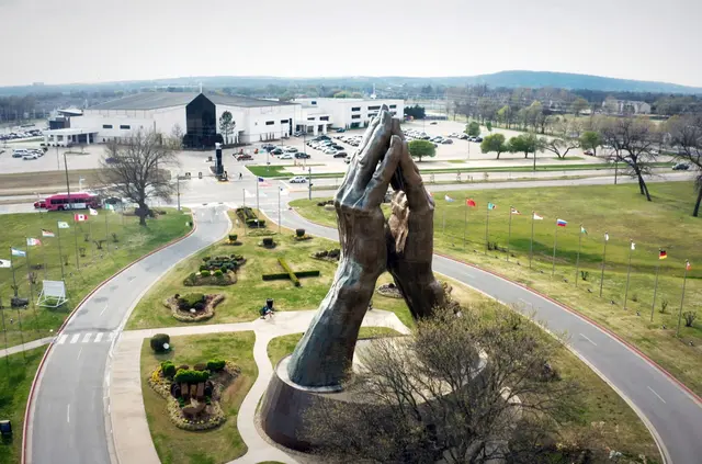 Die «Praying Hands-Statue» von Tulsa im US-Staat Oklahoma. | Foto: -/Artline Films/ARTE F/dpa (Symbolbild)