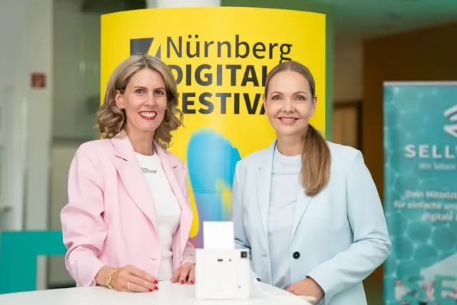 Constanze Oschmann (CEO von SELLWERK, li.) und Julia Bangerth (COO und CHRO der DATEV eG). | Foto: Sellwerk/Jens Liebenberg
