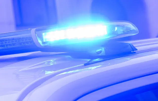 Die Ölspur verursachte einen Unfall mit fünf Autos. (Symbolbild) | Foto: Julian Stratenschulte/dpa