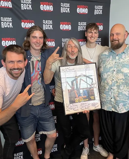 Das Team von Gong 97.1 gratuliert Billy Billmaier zum 30. Jubiläum seiner „Rock Ballads“.  | Foto: Funkhaus Nürnberg