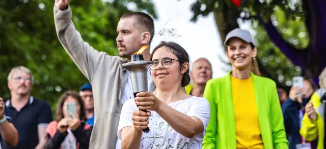 Das Feuer wurde von den Gesichtern der Spiele Nina Özer, Dennis Turk und Katrin Müller-Hohenstein entzündet (Foto: SOBY/ Sarah Rauch)

 | Foto: SOBY/ Sarah Rauch