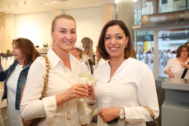 Haben Spaß: VIP-Ladys Peggy Bergner (li.) und Vanessa Pirner. | Foto: Jürgen Friedrich