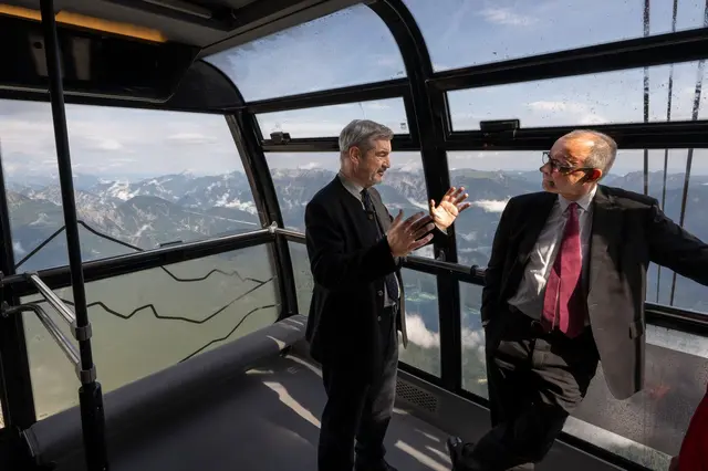 Es ging hoch hinaus für den Kanzler: mit der Gondel auf den Gipfel der Zugspitze. | Foto: Peter Kneffel/dpa